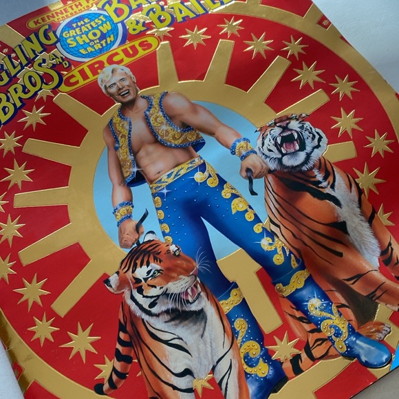Ringling brothers Barnum, and Bailey Circus souvenir program - Picture 2 of 12
